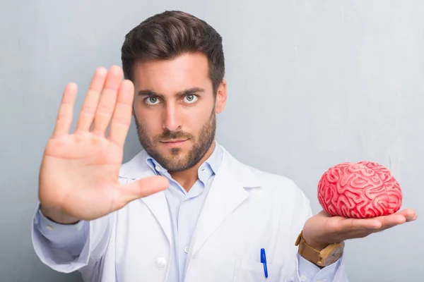 Bonito Jovem Médico Psicólogo Homem Sobre Parede Grunge Cinza Segurando — Fotografia de Stock