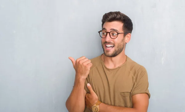 Guapo Joven Sobre Gris Pared Grunge Usando Gafas Sonriendo Con — Foto de Stock