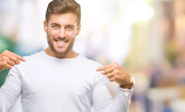 Joven Hombre Guapo Sobre Fondo Aislado Mirando Confiado Con Sonrisa —  Fotos de Stock