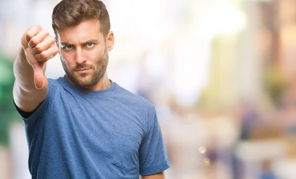 Jovem Homem Bonito Sobre Fundo Isolado Olhando Infeliz Irritado Mostrando — Fotografia de Stock