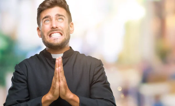 Joven Sacerdote Cristiano Católico Sobre Fondo Aislado Mendigando Orando Con —  Fotos de Stock