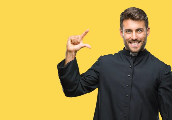Unga Katolska Kristen Präst Man Över Isolerade Bakgrund Leende Och — Stockfoto