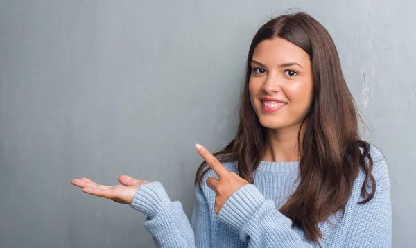 Jeune Femme Brune Sur Mur Gris Grunge Très Heureux Pointant — Photo