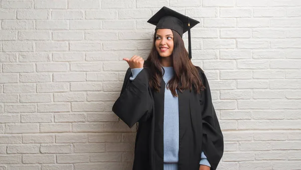 Unga Brunett Kvinna Som Står Över Vit Tegelvägg Bär Graduate — Stockfoto