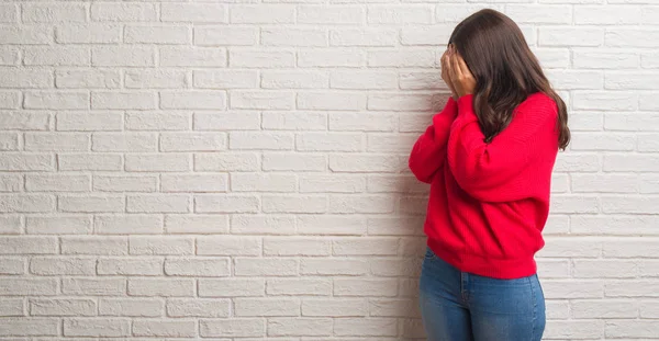 Junge Brünette Frau Die Mit Traurigem Gesichtsausdruck Über Einer Weißen — Stockfoto