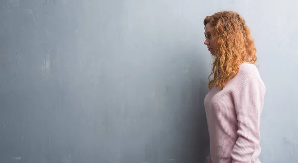 Junge Rothaarige Frau Über Grauer Grunge Wand Rosa Pullover Zur — Stockfoto