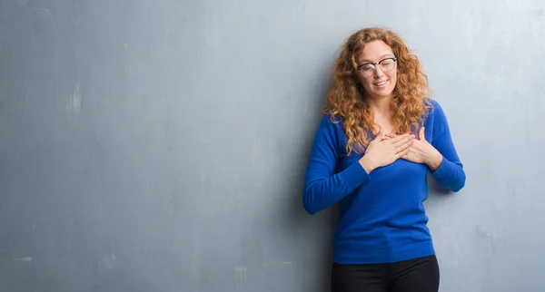 Junge Rothaarige Frau Über Grauer Grunge Wand Die Hände Auf — Stockfoto