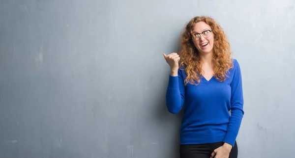 Junge Rothaarige Frau Über Grauer Grunge Wand Lächelt Mit Glücklichem — Stockfoto