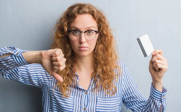 Young Redhead Woman Grey Grunge Wall Holding Credit Card Angry — Stock Photo, Image