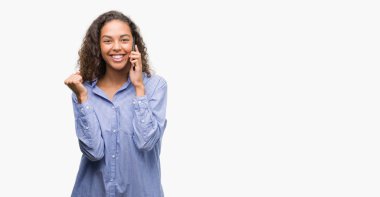 Duygu tezahürat gurur çığlık ve zafer ve başarı çok heyecanlı, kutluyor smartphone kullanan genç İspanyol kadın