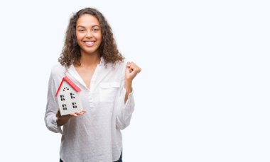 Gurur çığlık ve zafer ve başarı çok heyecanlı, duygu tezahürat kutluyor genç İspanyol gerçek durum Aracısı kadın holding küçük ev