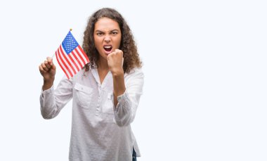 Öfkeyle, çılgın ve yükseltilmiş el, öfke kavramı ile diye bağıran Estates Amerika rahatsız ve hayal kırıklığına uğramış bağırarak bayrağı tutan genç İspanyol kadın