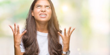 İzole arka plan çılgın ve kızgın bağırarak ve agresif ifade ve kaldırdı silah bağırmayı güzel Arap kadın. Hayal kırıklığı kavramı.