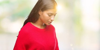 Üzerinde kış kazak giyen genç güzel Arap kadın izole mide üzerinde el ile arka plan çünkü mide bulantısı, ağrılı hastalık hasta hissediyor. Ağrısı kavramı.