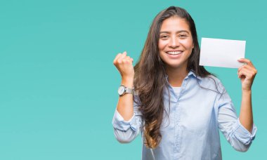 Duygu tezahürat boş kartı gurur çığlık ve zafer ve başarı çok heyecanlı, kutluyor izole arka plan üzerinde tutan genç Arap kadın