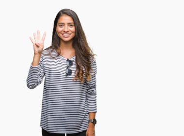 Genç güzel Arap kadın üzerinde güneş gözlüğü takıyor gösterilen arka plan izole ve parmakları ile işaret kendinden emin ve mutlu gülümseyerek süre dört numara.