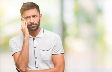 İzole arka plan düşünme seyir üzerinde yetişkin İspanyol adam yorgun ve sıkılmış çapraz silah depresyon sorunları ile.
