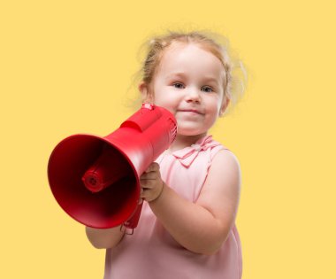 Güzel sarışın yürümeye başlayan çocuk megafon ile bağırarak