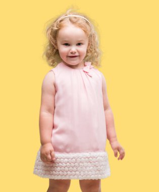 Güzel sarışın yürümeye başlayan çocuk el hareketi