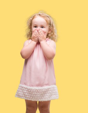 Güzel sarışın yürümeye başlayan çocuk el hareketi