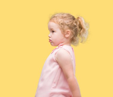 Güzel sarışın yürümeye başlayan çocuk el hareketi