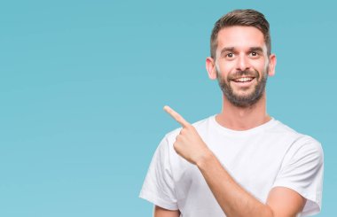 Yakışıklı delikanlı izole arka neşeli bir gülümseme ile el ve parmak kadar kameraya bakarak yüzündeki mutlu ve doğal ifade ile yan ile işaret yüz üzerinden.