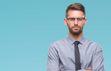 Genç yakışıklı iş adamı izole arka plan şüpheci ve sinir, onaylamayan ifade yüz çapraz kolları üzerinde. Negatif kişi.