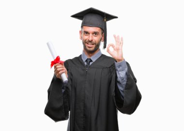 Genç yakışıklı derecesi parmak, mükemmel sembolü ile ok işareti yapıyor izole arka plan üzerinde tutan adam mezun oldu.