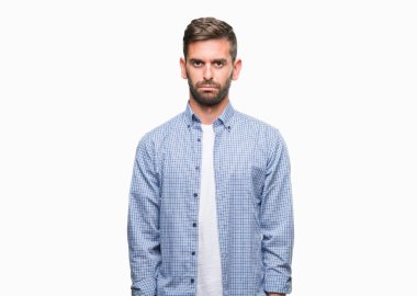 Yakışıklı delikanlı izole arka plan üzerinde beyaz t-shirt giyen depresif ve kızgın ve korkmuş ağlıyor sıkıntı için endişeleniyorum. Üzgün ifade.