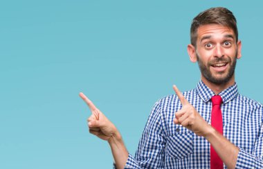 Genç yakışıklı iş adamı gülümseyen ve iki elleri ve parmakları ile tarafına işaret kamera bakarak izole arka plan üzerinde.