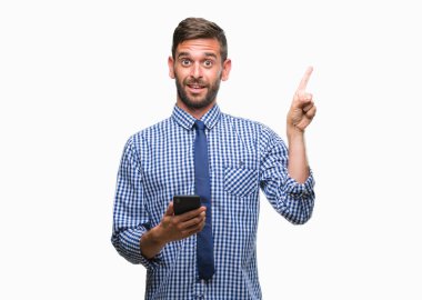 Genç atlatmışsınız adam manifatura izole arka tarafına el ve parmak ile işaret çok mutlu üzerinde Smartphone kullanarak ileti gönderme