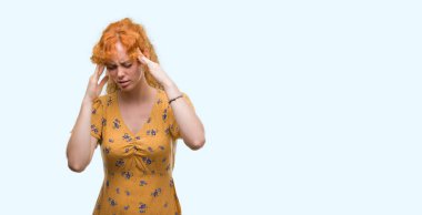 Genç Kızıl saçlı kadın baş baş ağrısı için el ile çünkü stres. Migren muzdarip.