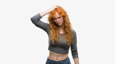 Genç Kızıl saçlı kadın yanıltır ve soru hakkında merak ediyorum. Şüphe, kafasına el ile düşünme ile belirsiz. Dalgın kavramı.