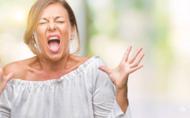 İzole arka plan çılgın ve kızgın bağırarak ve agresif ifade ve silah kaldırdı bağırmaya orta yaş İspanyol kadın kıdemli. Hayal kırıklığı kavramı.