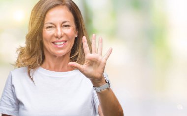 Orta yaş üst düzey İspanyol kadın gösterilen ve parmakları ile işaret izole arka plan yüzünden kendinden emin ve mutlu gülümseyerek süre beş numara.