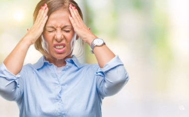 İspanyol kadın kıdemli orta yaş çünkü umutsuz ve stresli baş ağrısı acı izole arka plan üzerinde ağrı ve migren. Ellerini kafasına.