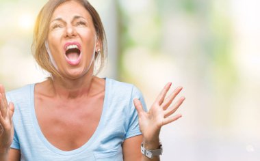 İzole arka plan çılgın ve kızgın bağırarak ve agresif ifade ve silah kaldırdı bağırmaya orta yaş İspanyol kadın kıdemli. Hayal kırıklığı kavramı.