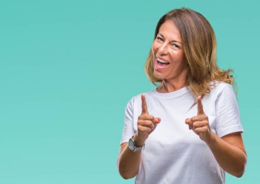 Orta yaş İspanyol kadın kıdemli fotoğraf makinesi ile mutlu ve komik yüz için parmakları işaret izole arka plan üzerinde. İyi enerji ve vibes.