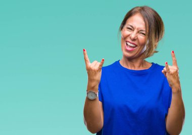 Orta yaş üst düzey İspanyol kadın deli ifade rock simge elle yapıyor ile bağırarak izole arka plan yüzünden. Müzik yıldızı. Ağır kavramı.