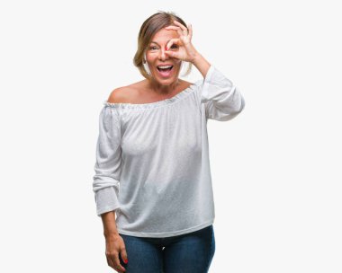 Orta yaş üst düzey İspanyol kadın gülümsüyor, parmakları ile mutlu yüz üzerinden seyir göz el ile ok jest yapıyor izole arka plan.