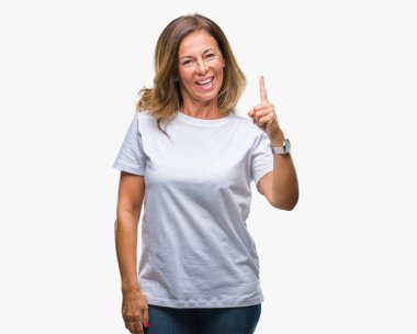 Orta yaş ve parmak gülümseyen süre bir numara ile kendinden emin ve mutlu yukarıyı gösteren izole arka plan üzerine İspanyol kadın kıdemli.