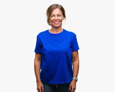 Orta yaş izole arka plan ile bir mutlu ve serin üzerinden İspanyol kadın kıdemli yüzündeki gülümseme. Şanslı kişi.