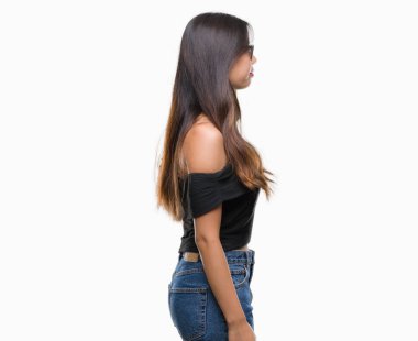 Genç Asyalı kadın giyiyor güneş gözlüğü izole arka tarafına, seyir üzerinde dinlenmek doğal yüz emin gülümseme ile pozuyla profili.