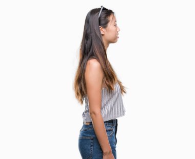 Genç Asyalı kadın giyiyor güneş gözlüğü izole arka tarafına, seyir üzerinde dinlenmek doğal yüz emin gülümseme ile pozuyla profili.