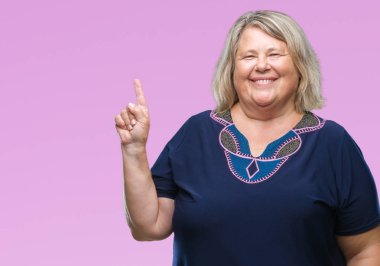 Kıdemli artı boyutu gösteren ve kendinden emin ve mutlu gülümseyen bir parmak ile işaret eden oktan yukarı arka plan üzerinde beyaz kadın izole.