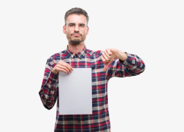 Kızgın yüz, eksi işareti aşağı antipati başparmak ile gösterilen, ret kavramı ile genç yenilikçi yetişkin adam holding boş kağıt levha