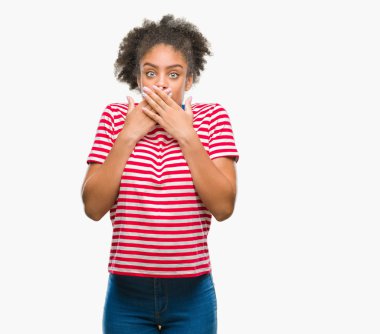 Genç afro Amerikan kadın izole arka plan ağız hata için elleriyle kapsayan şok yüzünden. Gizli kavramı.