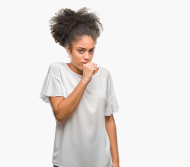 Duygu iyi ve soğuk veya bronşit için semptom olarak öksürük izole arka plan üzerinde genç afro Amerikalı kadın. Sağlık kavramı.