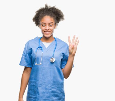 Genç afro Amerikalı doktor kadın gösterilen ve parmakları ile işaret izole arka plan yüzünden kendinden emin ve mutlu gülümseyerek süre dört numara.