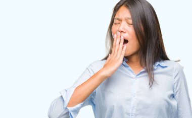 İzole arka esneme sıkılmış genç Asya iş kadın kapsayan ağız el ile yorgun. Restless ve uyku hali.